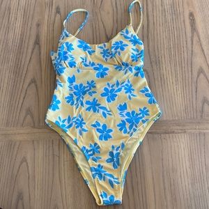 Nwt cupshe floral one piece swimsuit size medium